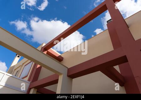 Photo du bâtiment rouge et jaune à l'architecture moderne. Banque D'Images