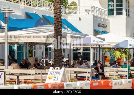 Le restaurant de la plage de fort Lauderdale est ouvert pendant les vacances de printemps 2021 Banque D'Images