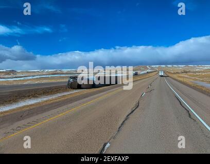 Véhicules le camion a renversé sur la route après un blizzard en hiver Banque D'Images