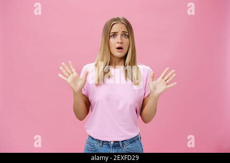 Femme regardant nerveux expliquant avec des gestes de panique, elle n'est pas impliquée gelant ouverture de la bouche et haletant sentiment inquiet et inquiet agissement Banque D'Images