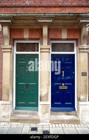 Deux portes, une partie d'une maison à Londres, Angleterre Banque D'Images