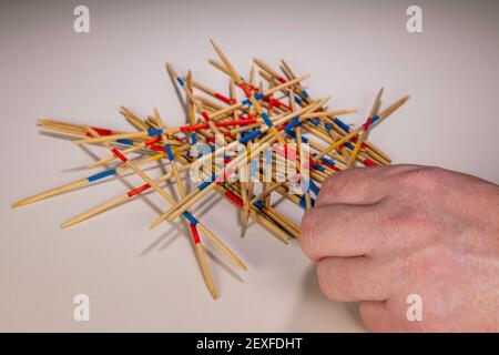 Jouer à Mikado est amusant pour toute la famille Banque D'Images