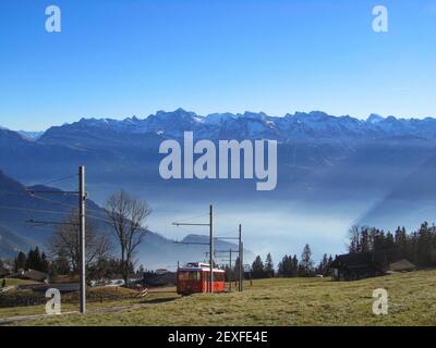 Train à crémaillère historique jusqu'au Mont Rigi, en Suisse, en face du panorama alpin Banque D'Images