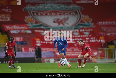 Reece James (au centre) de Chelsea en action avec Andrew Robertson (à droite) de Liverpool lors du match de la première Ligue à Anfield, Liverpool. Date de la photo: Jeudi 4 mars 2021. Banque D'Images