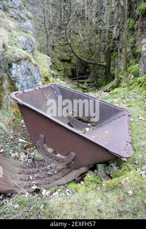 Vieux bac de jubilé à la mine abandonnée de calcite travaux à Hay Réserve naturelle de Dale près de Peak Forest dans le Derbyshire Banque D'Images