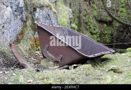 Vieux bac de jubilé à la mine abandonnée de calcite travaux à Hay Réserve naturelle de Dale près de Peak Forest dans le Derbyshire Banque D'Images