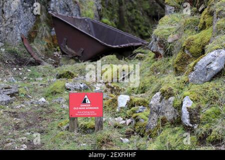 Vieux bac de jubilé à la mine abandonnée de calcite travaux à Hay Réserve naturelle de Dale près de Peak Forest dans le Derbyshire Banque D'Images