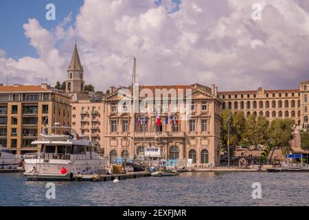 Vue de l'autre côté de la marina de l'Hôtel de ville Pavillon Daviel à Marseille en été, France. Banque D'Images