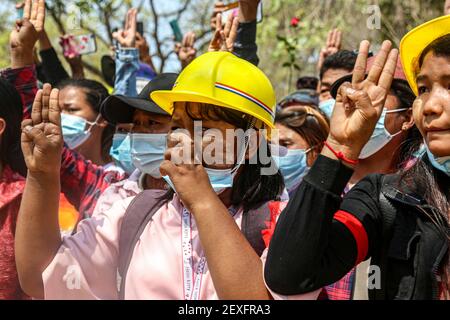 Les bourneurs saluent les trois doigts lors de la cérémonie funéraire de Ma Kyal Sin.des millions de personnes assistent aux funérailles de Ma Kyal Sin (Angel) qui a été tué par les forces de sécurité du Myanmar le 3 mars 2021 lors de la manifestation contre le coup militaire. Banque D'Images