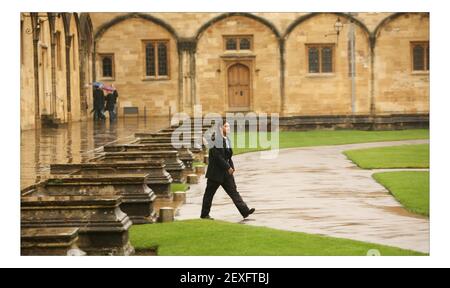 Bilawal Bhutto Zardari traverse un quadrilatère au Christ Church College d'Oxford, dans le sud de l'Angleterre le 11 janvier 2008. Le fils de Benazir Bhutto, chef de l'opposition pakistanaise assassiné, et maintenant président du Parti populaire pakistanais, commence un nouveau mandat d'étudiant de premier cycle à l'Université d'Oxford. pic David Sandison Banque D'Images