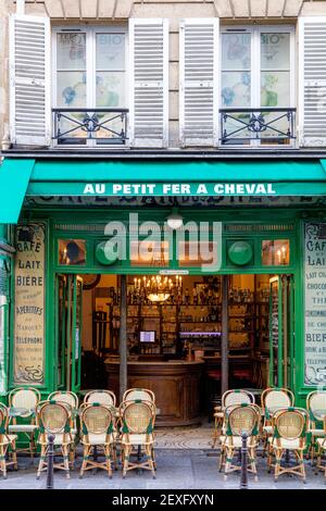 Portes d'entrée au café au petit fer A Cheval dans le Marais, Paris, Ile-de-France, France Banque D'Images