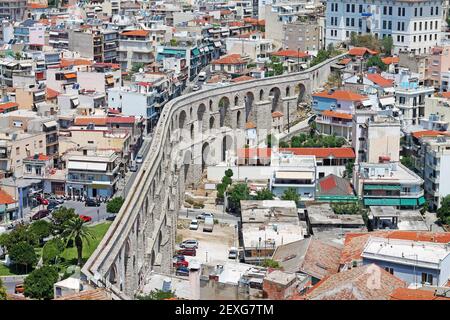 Vue sur la ville de Kavala en Grèce avec aqueduc romain en gros plan. Banque D'Images