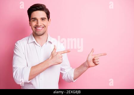 Portrait d'optimiste drôle Guy point vide espace usure blanc chemise isolée sur fond rose Banque D'Images