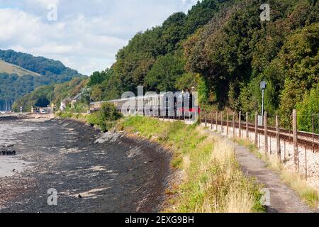 Angleterre, Devon, GWR Locomotive à vapeur No. 7827 « Lydham Manor » arrivée à Kingswear sur le chemin de fer à vapeur de Dartmouth Banque D'Images