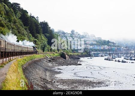 Angleterre, Devon, GWR Locomotive à vapeur No. 7827 « Lydham Manor » arrivée à Kingswear sur le chemin de fer à vapeur de Dartmouth Banque D'Images