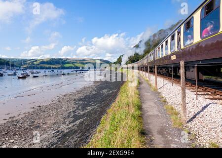 Angleterre, Devon, GWR Locomotive à vapeur n° 7827 « Lydham Manor » au départ de Kingjure sur le chemin de fer à vapeur de Dartmouth Banque D'Images