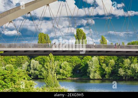 Personnes traversant le pont East Harbour Bridge à Francfort-sur-le-main, Hessen, Allemagne. Banque D'Images