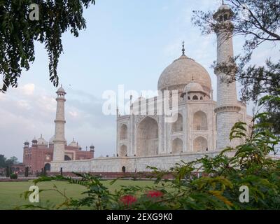 AGRA, INDE - MARS, 26, 2019 matin vue latérale du taj mahal encadrée par plusieurs arbres Banque D'Images