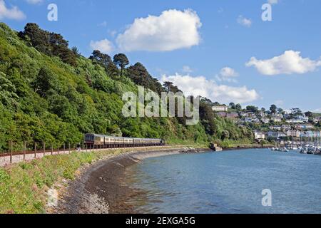 Angleterre, Devon, GWR Locomotive à vapeur n° 5239 'Goliath' arrivant à la gare de Kingjure sur le chemin de fer à vapeur de Dartmouth Banque D'Images