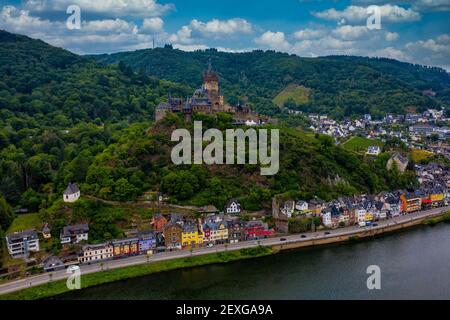 Panorama de Cochem avec le Reichsburg Cochem, Allemagne. Photographie de drone. Banque D'Images