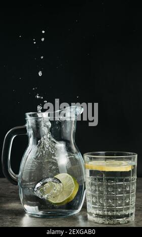 éclaboussure d'eau dans un décanter avec du citron Banque D'Images