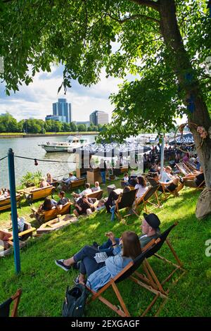 Les gens se détendre sur les rives du Main, Frankfurt am Main, Hessen, Allemagne Banque D'Images