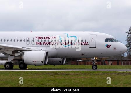 Eurowings a ajouté un message à l'un de ses avions de ligne Airbus A320 pour remercier leurs employés pour leurs efforts durant la pandémie COVID 19. Équipe Banque D'Images