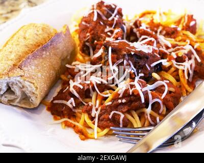 Spaghetti et boulettes de viande avec sauce tomate et fromage Banque D'Images