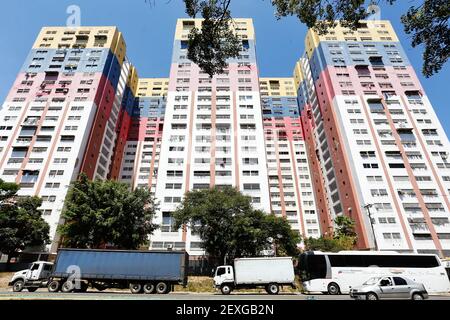 Caracas, Venezuela. 04e mars 2021. Les camions sont alignés sur le côté d'une autoroute et attendent d'être remplis de carburant. L'essence est souvent en manque dans le pays qui possède les plus grandes réserves de pétrole au monde. À la fin de 2020, plusieurs chargements de carburant par camion-citerne avaient été livrés au Venezuela depuis l'Iran. Credit: Jesus Vargas/dpa/Alamy Live News Banque D'Images