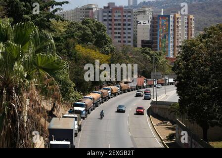 Caracas, Venezuela. 04e mars 2021. Les camions sont alignés sur le côté d'une autoroute et attendent d'être remplis de carburant. L'essence est souvent en manque dans le pays qui possède les plus grandes réserves de pétrole au monde. À la fin de 2020, plusieurs chargements de carburant par camion-citerne avaient été livrés au Venezuela depuis l'Iran. Credit: Jesus Vargas/dpa/Alamy Live News Banque D'Images