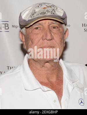 18 avril 2016, Tarzana, Californie, États-Unis : George Lazenby participe au 4e dîner annuel à pied du Mémorial Matthew Silverman. (Image crédit : © Billy Bennight/ZUMA Wire) Banque D'Images