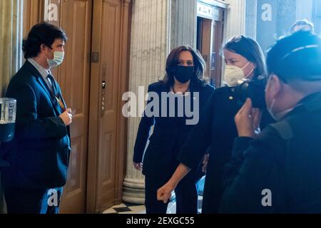 Washington, États-Unis d'Amérique. 04e mars 2021. Le vice-président des États-Unis, Kamala Harris, arrive au Sénat pour un vote au Capitole des États-Unis à Washington, DC, le jeudi 4 mars 2021. Credit: Rod Lamkey/CNP | usage dans le monde crédit: dpa/Alay Live News Banque D'Images