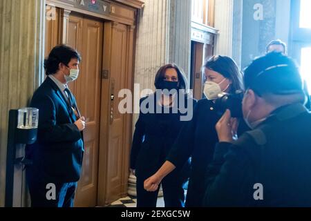 Washington, États-Unis d'Amérique. 04e mars 2021. Le vice-président des États-Unis, Kamala Harris, arrive au Sénat pour un vote au Capitole des États-Unis à Washington, DC, le jeudi 4 mars 2021. Credit: Rod Lamkey/CNP | usage dans le monde crédit: dpa/Alay Live News Banque D'Images