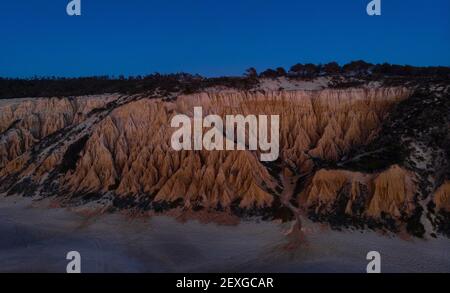 Vue panoramique aérienne de Arriba Fossil da Praia da Gale Fontainhas plage hoodoo fée cheminée terre pyramide formations rocheuses canyon érosion, atlantique oc Banque D'Images