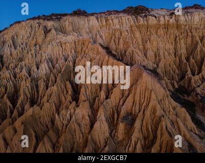 Vue panoramique aérienne de Arriba Fossil da Praia da Gale Fontainhas plage hoodoo fée cheminée terre pyramide formations rocheuses canyon érosion, atlantique oc Banque D'Images