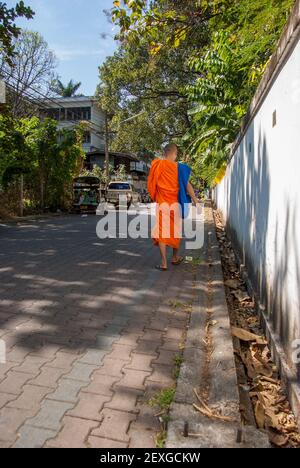 14.11.2011, Chiangmai, Thaïlande. Un moine marche le long d'une rue dans la ville de Chiangmai, au nord de la Thaïlande Banque D'Images