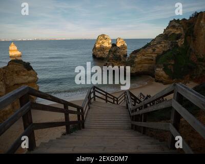 Vue panoramique de la passerelle en bois escalier escalier escalier escalier menant à Praia do Camilo, Lagos Algarve Portugal Europe Banque D'Images