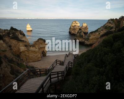 Vue panoramique de la passerelle en bois escalier escalier escalier escalier menant à Praia do Camilo, Lagos Algarve Portugal Europe Banque D'Images