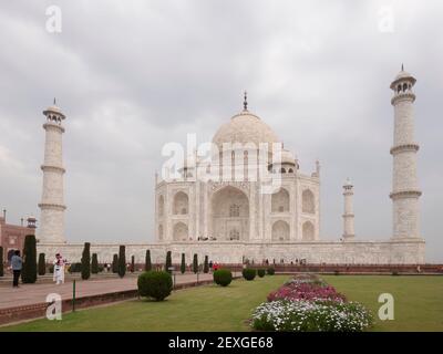 AGRA, INDE - MARS, 26, 2019: Une prise de vue matinale du taj mahal et des parterres de fleurs au printemps Banque D'Images