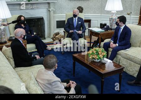 De gauche à droite : le délégué Eleanor Holmes Norton (démocrate du District de Columbia), le représentant américain Peter DeFazio (démocrate de l'Oregon), le Président, la Commission américaine des transports et des infrastructures, le Vice-président américain Kamala Harris, le Président américain Joe Biden, Et le secrétaire américain aux Transports Pete Buttigieg porte des masques de protection lors d'une réunion sur l'infrastructure avec les députés de la Chambre dans le bureau ovale de la Maison Blanche à Washington, DC, États-Unis, le jeudi 4 mars, 2021. L'infrastructure américaine, y compris les routes, les ponts et les égouts, a reçu une note médiocre de la Société américaine de la Civ Banque D'Images