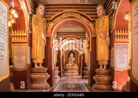 Magnifique intérieur du temple Moe Hnyin than Boaddai à Monywa, Myanmar Banque D'Images