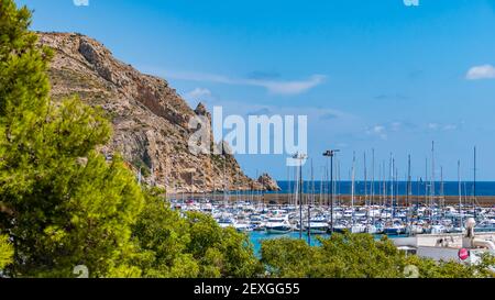 La falaise de Cabo de San Antonio avec le port De Javea sur son côté Banque D'Images