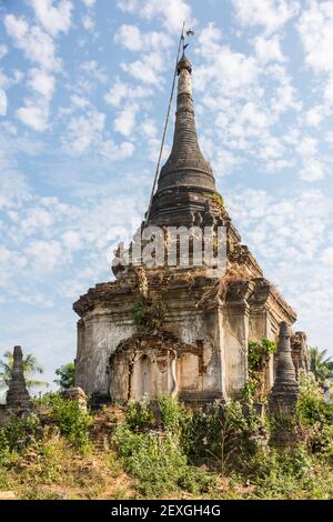 Vieux stupa par village traditionnel, Myanmar Banque D'Images