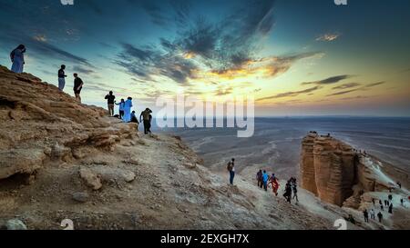 Tourist On Edge of the World, un site naturel et une destination touristique populaire près de Riyadh -Arabie Saoudite.18-déc-2019. Banque D'Images