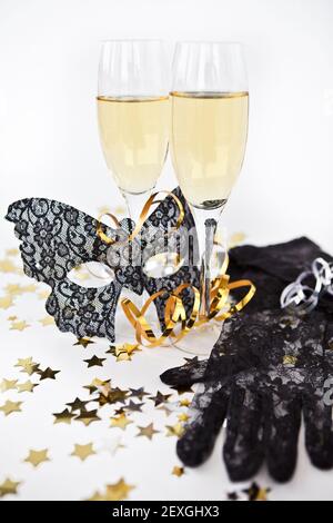 Deux verres de champagne avec un masque Banque D'Images