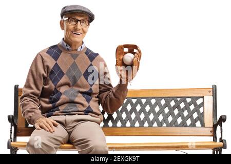 Homme âgé avec un gant de baseball assis sur un banc isolé sur fond blanc Banque D'Images