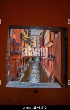 Bologne, Italie. 4 2021 mars : en passant sous la Porta Govese ou Torresotto dei Piella, vous atteignez la célèbre Finestrella sur la Canale delle Moline et le pont sur le canal, tous deux donnant sur. Ce coin de la ville est connu sous le nom de « petite Venise ». En regardant entre les bâtiments, vous pouvez voir l'un des quelques étendues d'eau qui coulent entre le début du XXe siècle et la période d'après-guerre n'était pas couvert d'asphalte. Le canal de Moline est la continuation du canal de Reno. Crédit : Pacific Press Media production Corp./Alay Live News Banque D'Images