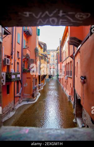 Bologne, Italie. 4 2021 mars : en passant sous la Porta Govese ou Torresotto dei Piella, vous atteignez la célèbre Finestrella sur la Canale delle Moline et le pont sur le canal, tous deux donnant sur. Ce coin de la ville est connu sous le nom de « petite Venise ». En regardant entre les bâtiments, vous pouvez voir l'un des quelques étendues d'eau qui coulent entre le début du XXe siècle et la période d'après-guerre n'était pas couvert d'asphalte. Le canal de Moline est la continuation du canal de Reno. Crédit : Pacific Press Media production Corp./Alay Live News Banque D'Images