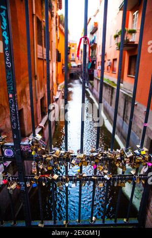 Bologne, Italie. 4 2021 mars : en passant sous la Porta Govese ou Torresotto dei Piella, vous atteignez la célèbre Finestrella sur la Canale delle Moline et le pont sur le canal, tous deux donnant sur. Ce coin de la ville est connu sous le nom de « petite Venise ». En regardant entre les bâtiments, vous pouvez voir l'un des quelques étendues d'eau qui coulent entre le début du XXe siècle et la période d'après-guerre n'était pas couvert d'asphalte. Le canal de Moline est la continuation du canal de Reno. Crédit : Pacific Press Media production Corp./Alay Live News Banque D'Images