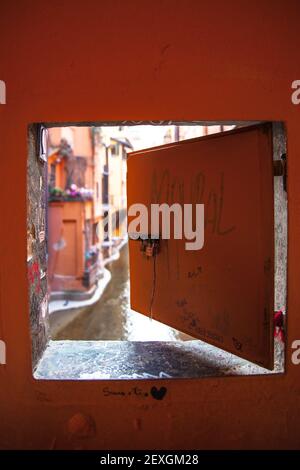 Bologne, Italie. 4 2021 mars : en passant sous la Porta Govese ou Torresotto dei Piella, vous atteignez la célèbre Finestrella sur la Canale delle Moline et le pont sur le canal, tous deux donnant sur. Ce coin de la ville est connu sous le nom de « petite Venise ». En regardant entre les bâtiments, vous pouvez voir l'un des quelques étendues d'eau qui coulent entre le début du XXe siècle et la période d'après-guerre n'était pas couvert d'asphalte. Le canal de Moline est la continuation du canal de Reno. Crédit : Pacific Press Media production Corp./Alay Live News Banque D'Images